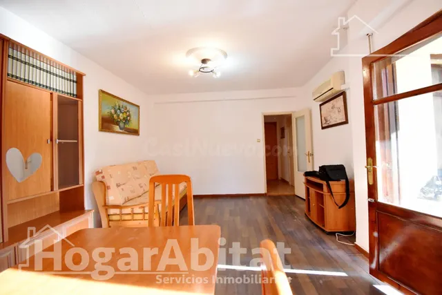 MUY AMPLIO CON 4 DORMITORIOS Y TERRAZA EN EL CENTRO — 4