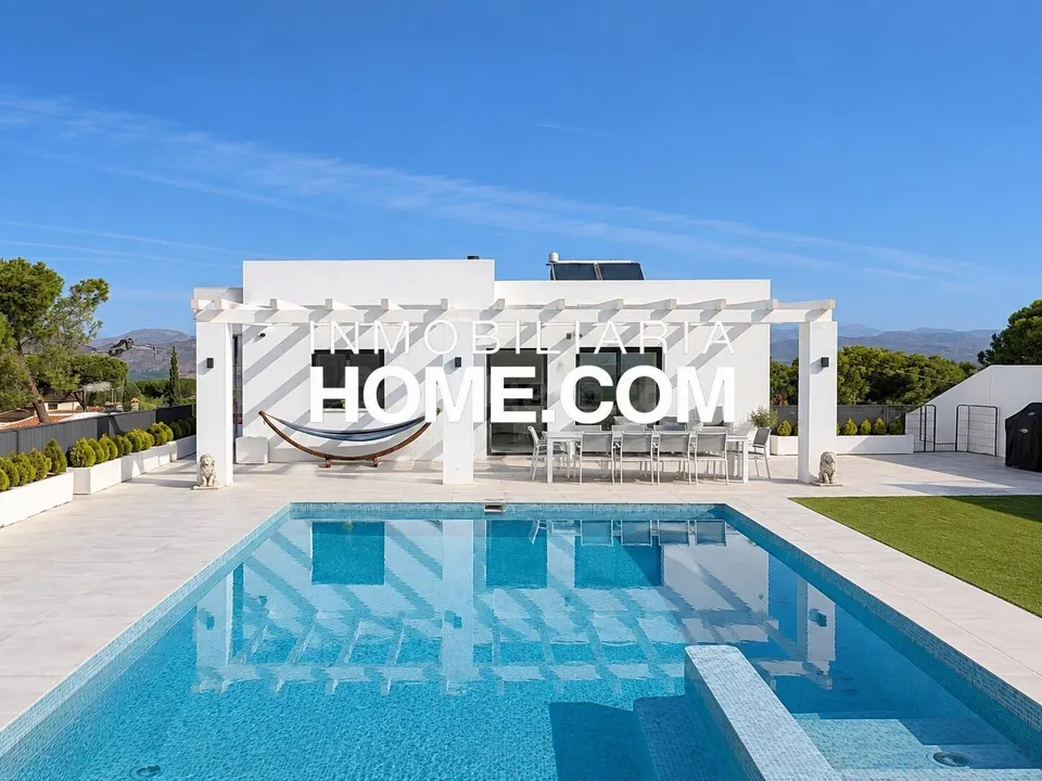 Chalet independiente de diseño moderno con 5 dormitorios, piscina, gran parcela y vistas despejadas en Pinos de Alhaurín