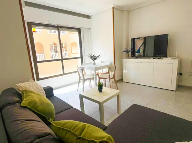 Apartamento con terraza, Alicante, Torrevieja. 1 habitación, 44 m2, 500 metros al mar — 2