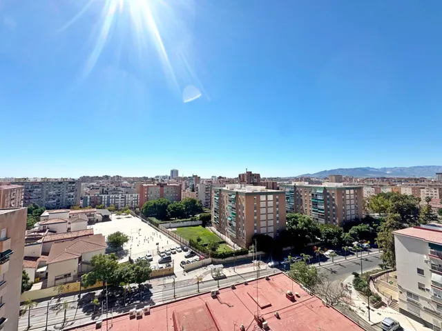 Amplio piso en esquina todo exterior con terraza y vistas al mar junto a Vialia y Avenida de Andalucía. — 15
