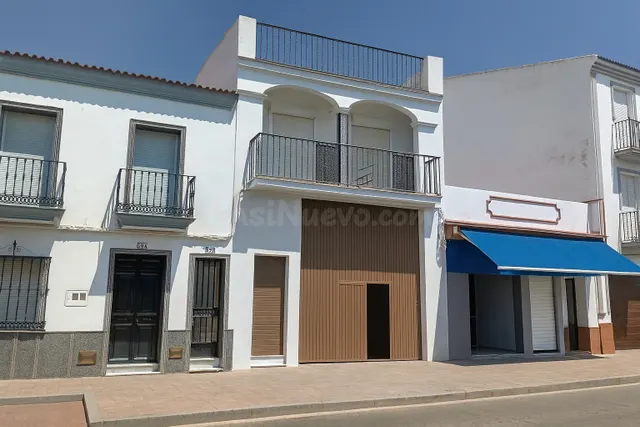 VIVIENDA Y TRES ALMACENES