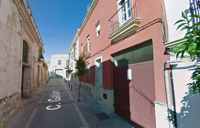Casa solar para rehabilitar o derribar en pleno centro de Je