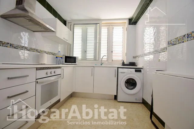 Atractivo chalet amplio con piscina privada, garaje y terraza, todo amueblado y cerca de la playa. — 8