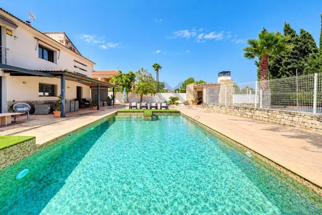 VILLA DE 547 M2 EN MONTECOLORADO: DOS VIVIENDAS, PISCINA, PI - foto 3