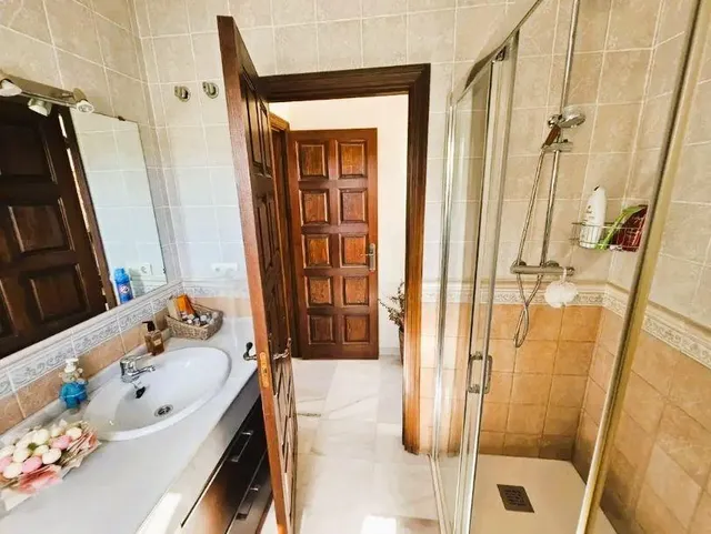 Villa en venta en Nueva Andalucía, Marbella, con vistas al mar y cerca de Puerto Banús — 42