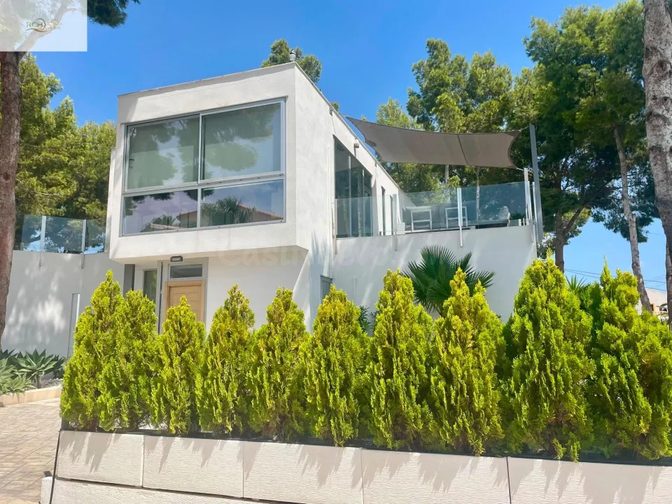 MODERNO CHALET EN ALQUILER EN CALPE