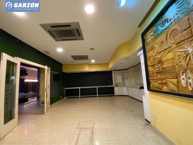 Gran local en Alquiler en Reyes Católicos — 10