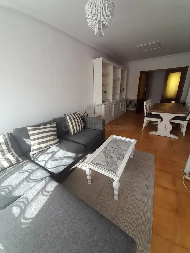 Se alquila vivienda reformada y amueblada en zona Colon - foto 2