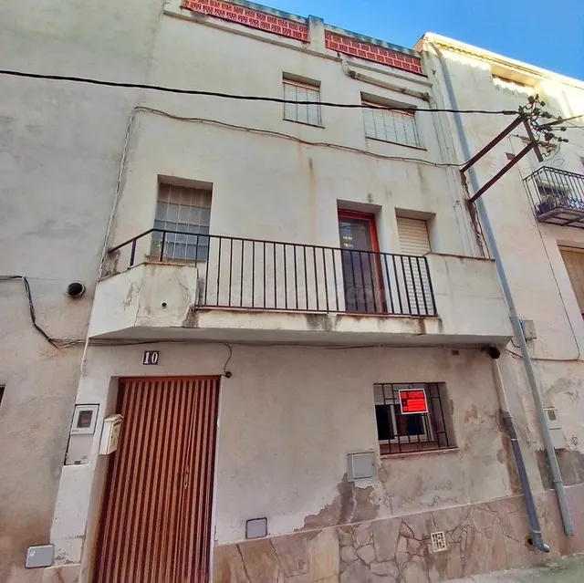 Proyecto ideal: casa con carácter para actualizar en Tivenys