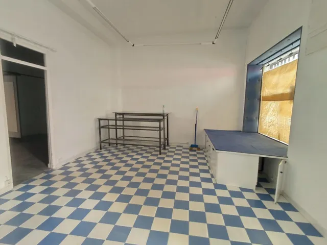 Local  en el centro de la población — 7