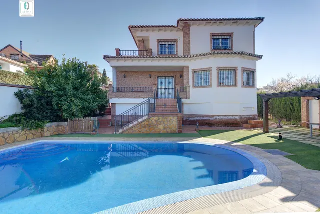 ESPECTACULAR CHALET CON PISCINA EN OTURA — 8