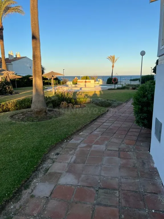 Primera línea de playa: Espectacular adosado con piscina, jardín y 4 habitaciones — 24