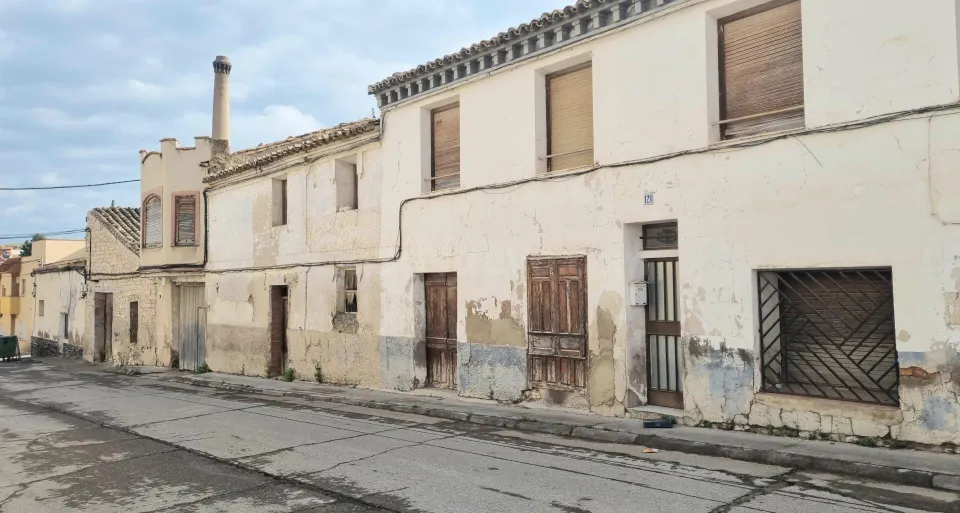 Venta de suelo con construcción en Epila