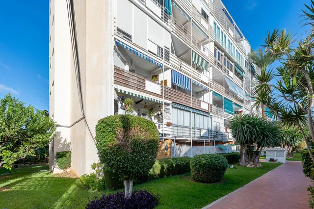 Piso con vistas al mar y gran potencial en Benalmádena — 2
