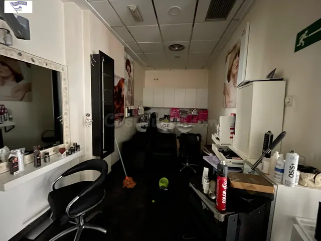 LOCAL EN ALQUILER CON TRASPASO: PELUQUERÍA Y ESTÉTICA — 3