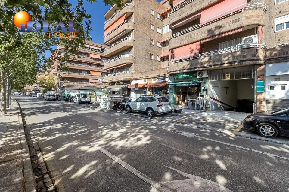 Garaje doble en venta en Urbanización Parque del Genil – Granada Capital