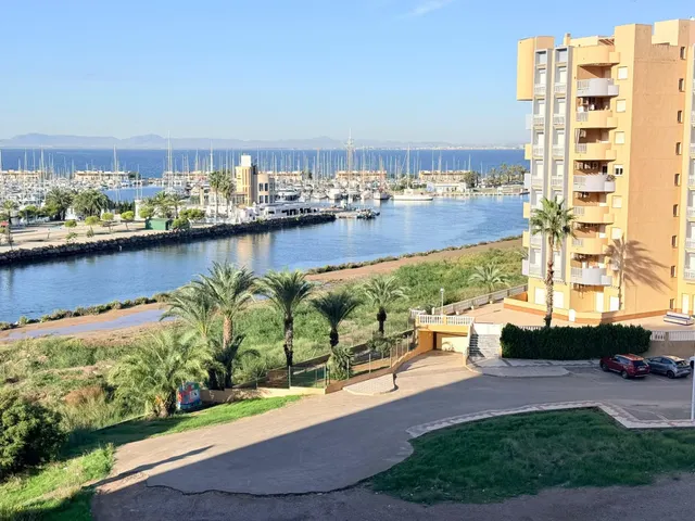 Apartamento situado en el kilómetro 14 de La Manga del Mar Menor, en el residencial Puerto Mar I y II. — 25