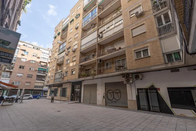 Piso con terraza y gran potencial junto a Camino de Ronda — 40