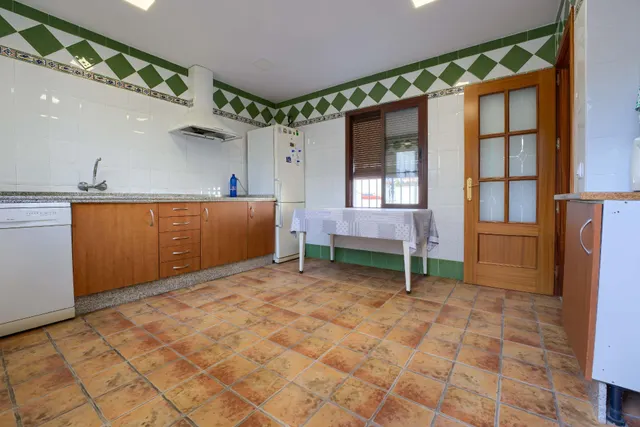 ¡¡ESPECTACULAR!! Adosada de esquina de 223 m2 con patio, terraza y garaje — 27
