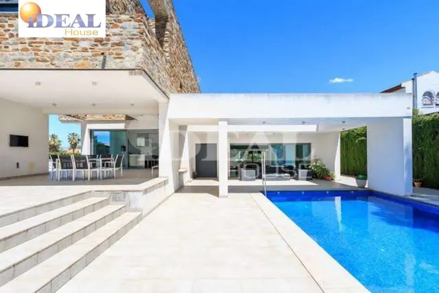 Ref.: A8488G7. Increible chalet de lujo y diseño, parcela 1500 m2,  piscina propia, pista de padel. — 46