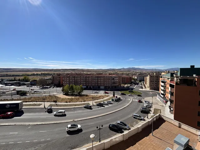 Luminoso piso con terraza y vistas despejadas en la zona Universidad — 17