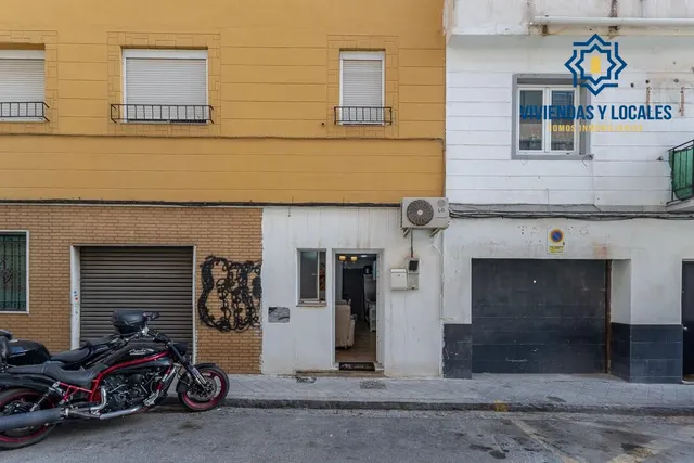 Local adaptado a vivienda en el Zaidin. — 16