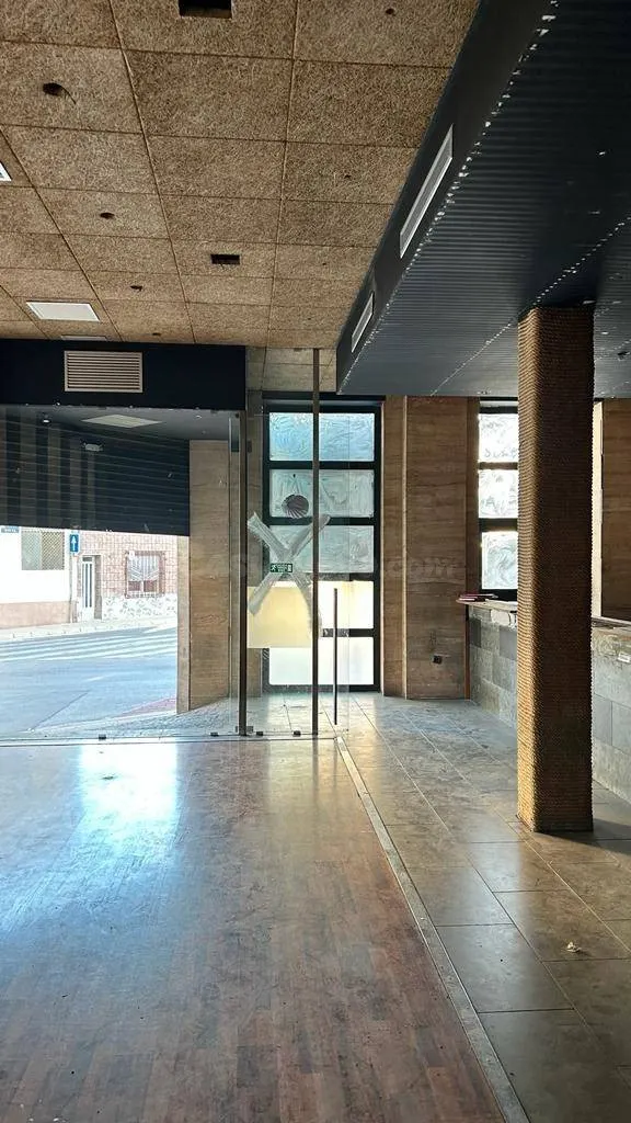 LOCAL COMERCIAL EN TORREAGUERA. — 3