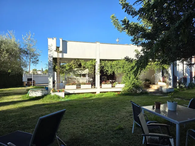 Se vende villa próxima al término municipal de Benicàssim, muy cerca de la playa. La casa está sobre una parcela de 1.889 m2, de la cual saldrían 3 parcelas de 629 m2 en caso de querer dividir el — 12