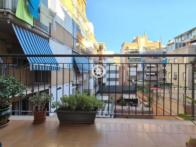 Dúplex con encanto de casa independiente, 4 dormitorios y terraza de 20 m2. — 25