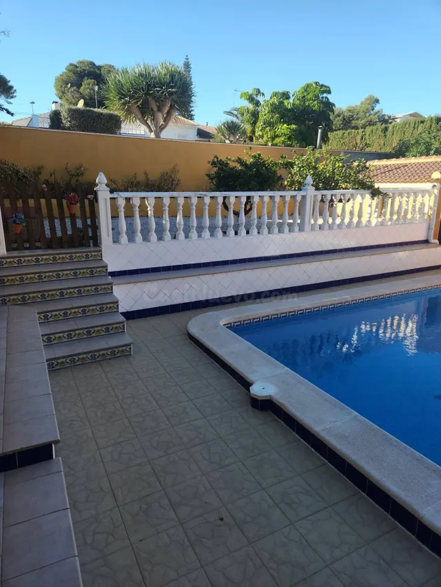 BONITO CHALET REFORMADO CON PISCINA EN LOS BALCONES: 2 HAB,  - foto 2