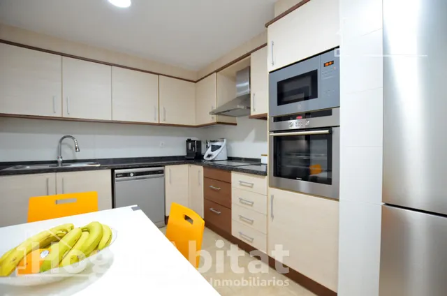 ¡vistas despejadas! amplio, alto y moderno con ascensor y balcón — 12