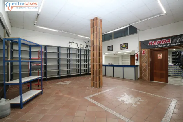 LOCAL COMERCIAL MUY ESPACIOSO PUERTA ACCESO CAMIONES — 28
