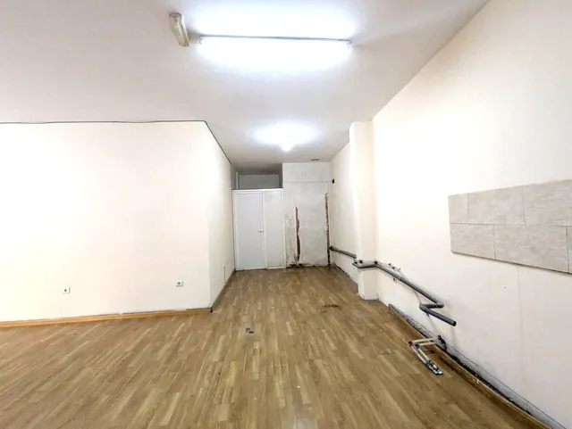 ALQUILER  local  en chaflán con Agustina de Aragon 55  y Calle Cerezo 11 — 16
