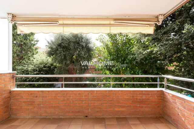 Piso en venta en Parc Central con cuatro dormitorios y pisci - foto 3