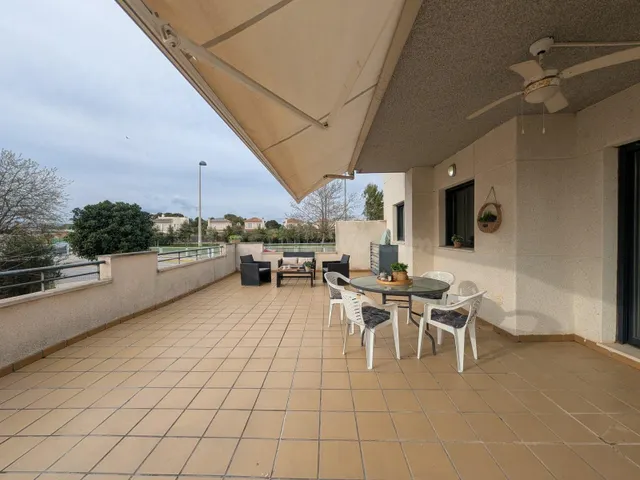 MAGNÍFICO BAJO ESQUINERO CON GRAN JARDÍN Y TERRAZA EN LA URB - foto 3