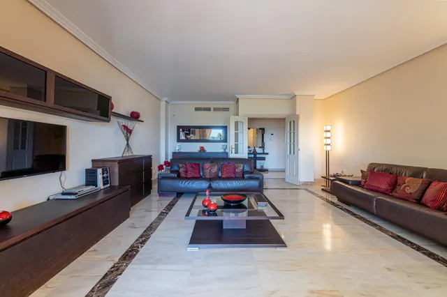 Amplio piso primera linea Torrequebrada — 12