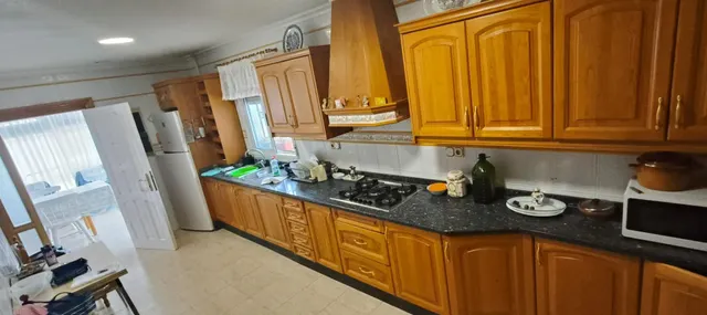 Imponente Chalet en La Hoya con Piscina y Amplios Jardines — 28