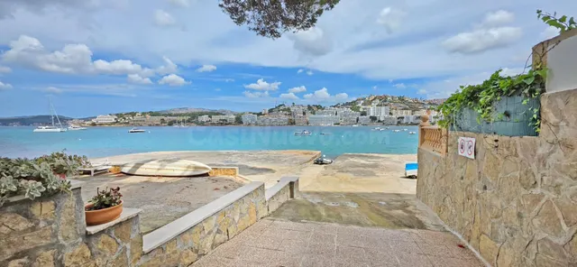 APARTAMENTO EN PRIMERA LÍNEA CON ACCESO DIRECTO AL MAR EN SA