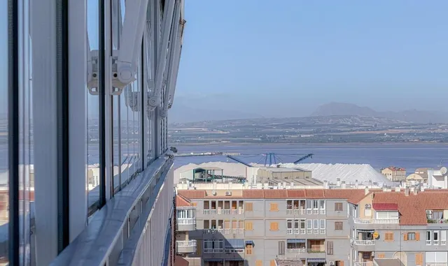 Ático reformado con vistas al mar, enorme terraza y piscina a 50 m de la playa en Torrevieja — 13