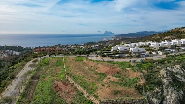 PARCELA URBANIZABLE CON VISTAS AL MAR EN BAHÍA DE LAS ROCAS - foto 2