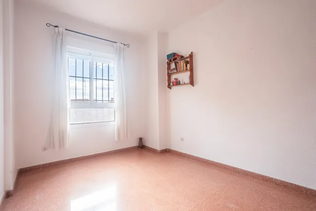 Almeria - cruz de caravaca: amplio triplex - 6 habitaciones + 3 baños + 1 aseo + garaje amplio + 2 salones + 2 cocinas + solarium — 40