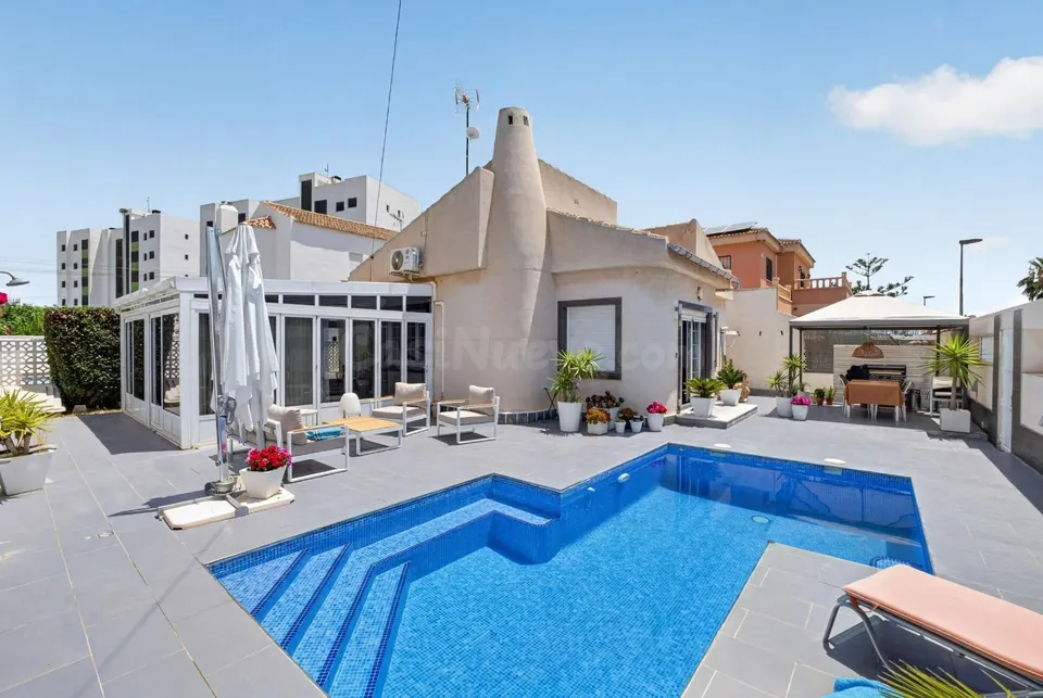 Villa con Encanto Español y Piscina Privada en Mil Palmeras