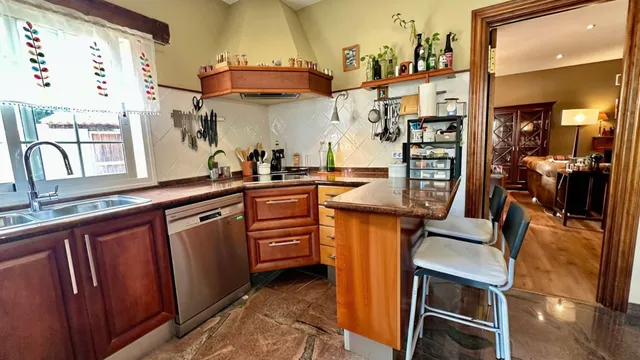 Villa independiente con piscina, jardines y vistas panorámicas al mar y al Teide. — 16