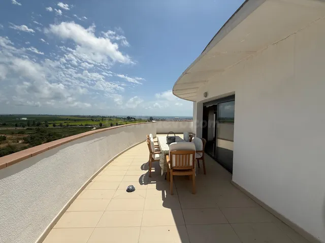 IMPRESIONANTE ÁTICO de dos habitaciones y parking - foto 2