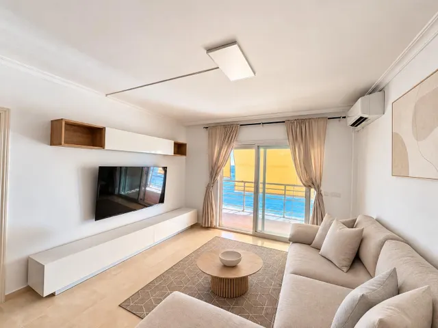Amplio piso en alquiler de larga temporada en primera línea de playa, con vistas frontales al mar — 7