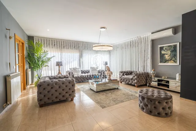 Chalet en venta con ascensor, piscina y grandes espacios en Canet de Mar — 4