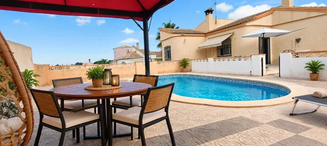 Chalet independiente con piscina y gran parcela en La Marina — 2