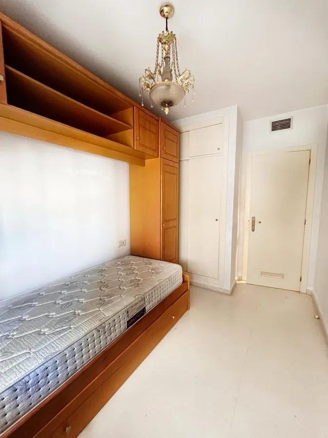 ¡una gran oportunidad para crear el hogar que siempre has soñado! amplio piso de 4 dormitorios con garaje, ascensor y vigilancia nocturna. — 11
