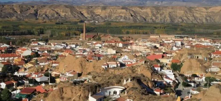 CASA EN BENALUA