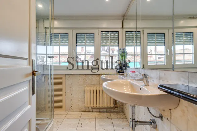 Ático dúplex con piscina privada y espectaculares terrazas junto al parque de Monterols — 46